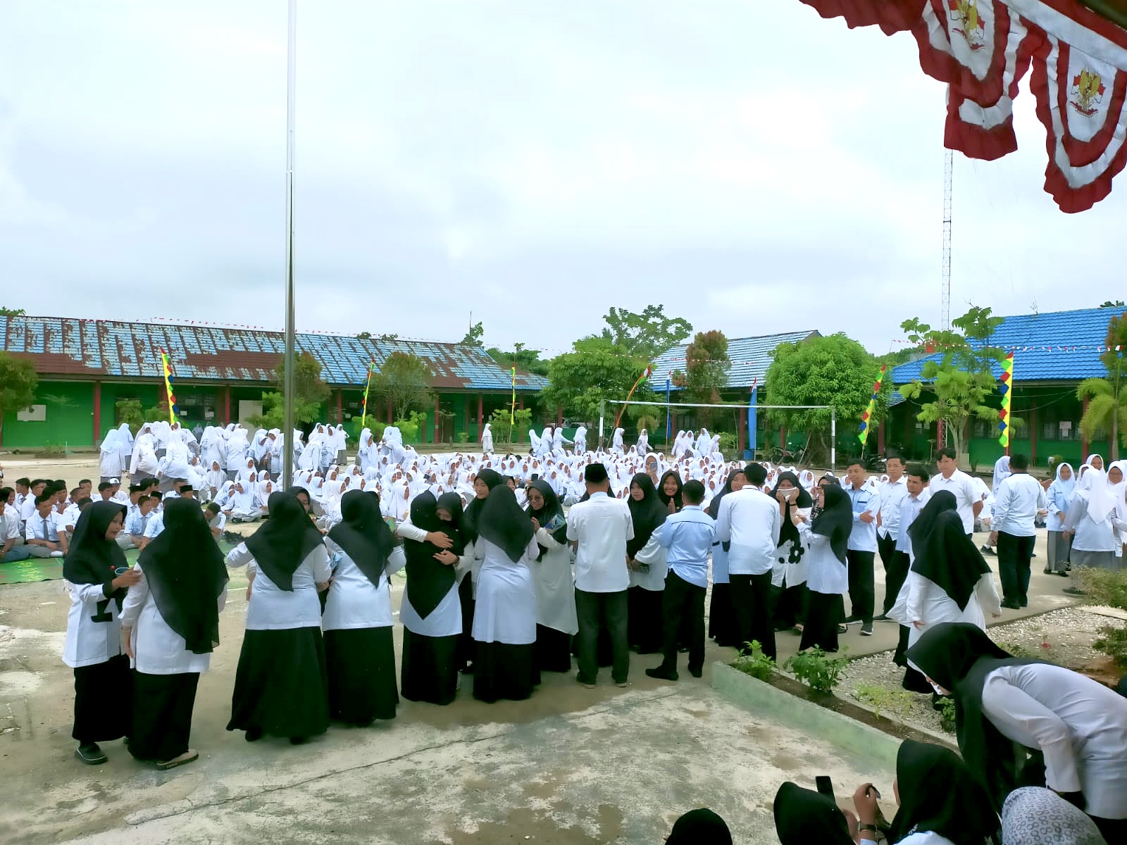 Tangis haru melepas tujuh guru dan karyawan PPPK MAN 3 Kota Pekanbaru