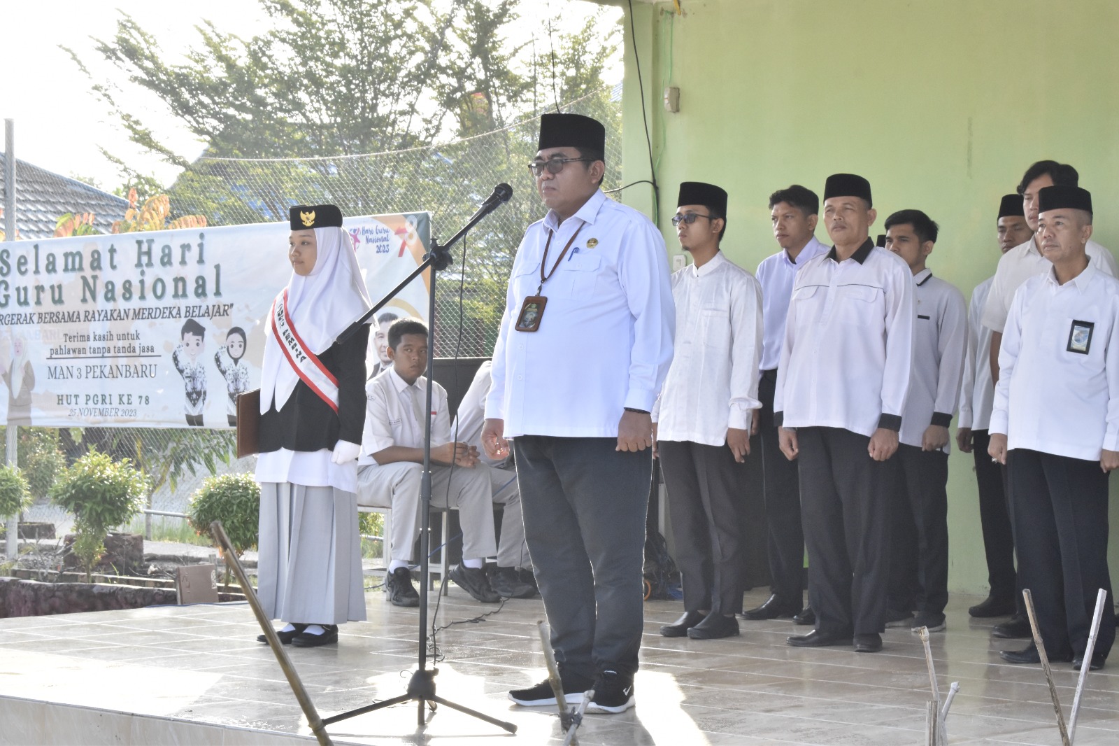 TUTUP AHIR BULAN JANUARI MAN 3 KOTA PEKANBARU ADAKAN UPACARA BENDERA