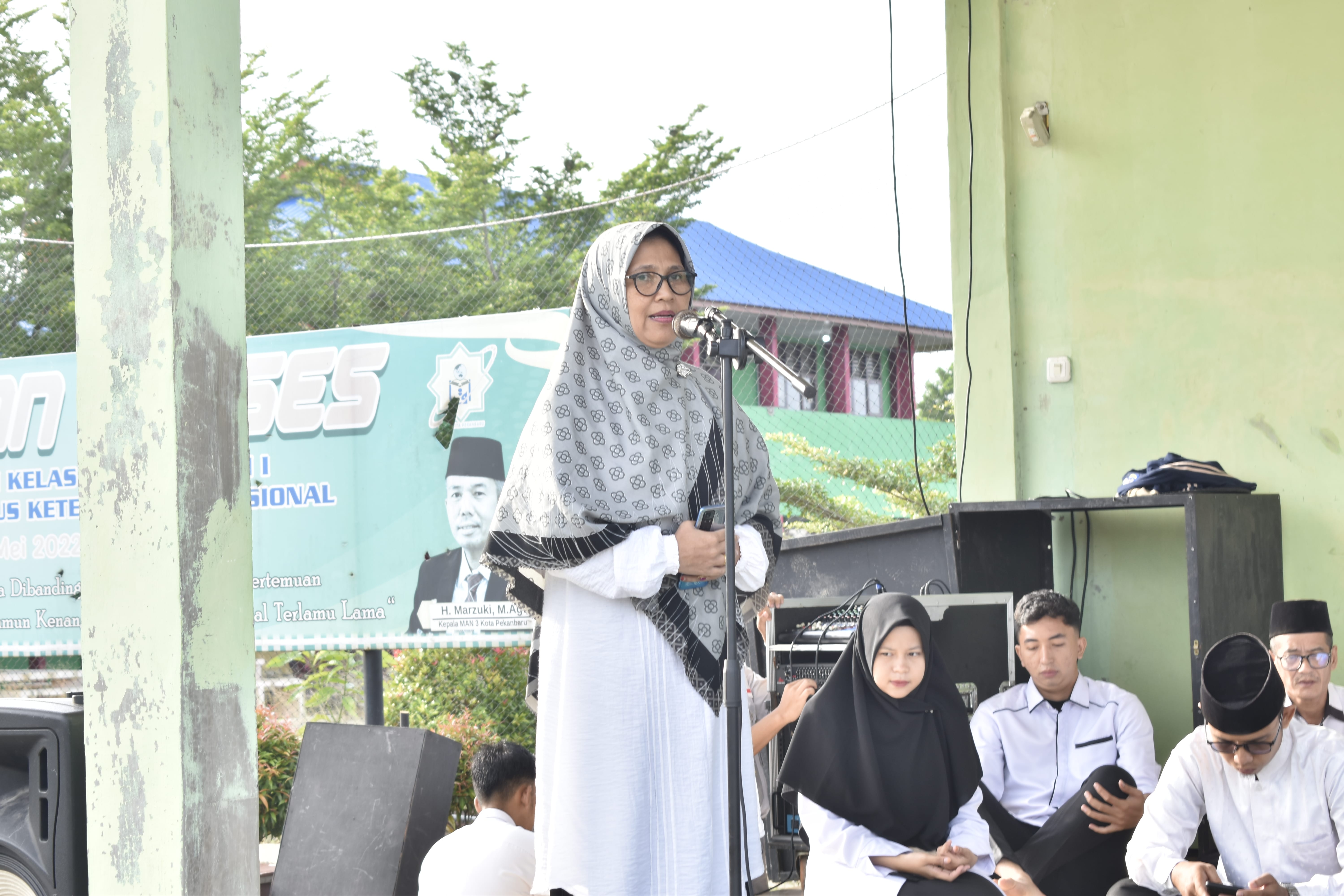 KEPALA MAN 3 PEKANBARU H. MARZUKI, M.Ag LEPAS SALAH SEORANG GURU KE TANAH SUCI