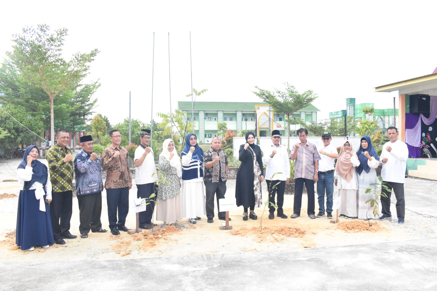 Memperingati Hari Bumi ,  MAN  3 Kota Pekanbaru lakukan Program Penanaman Satu Juta Pohon Matoa .