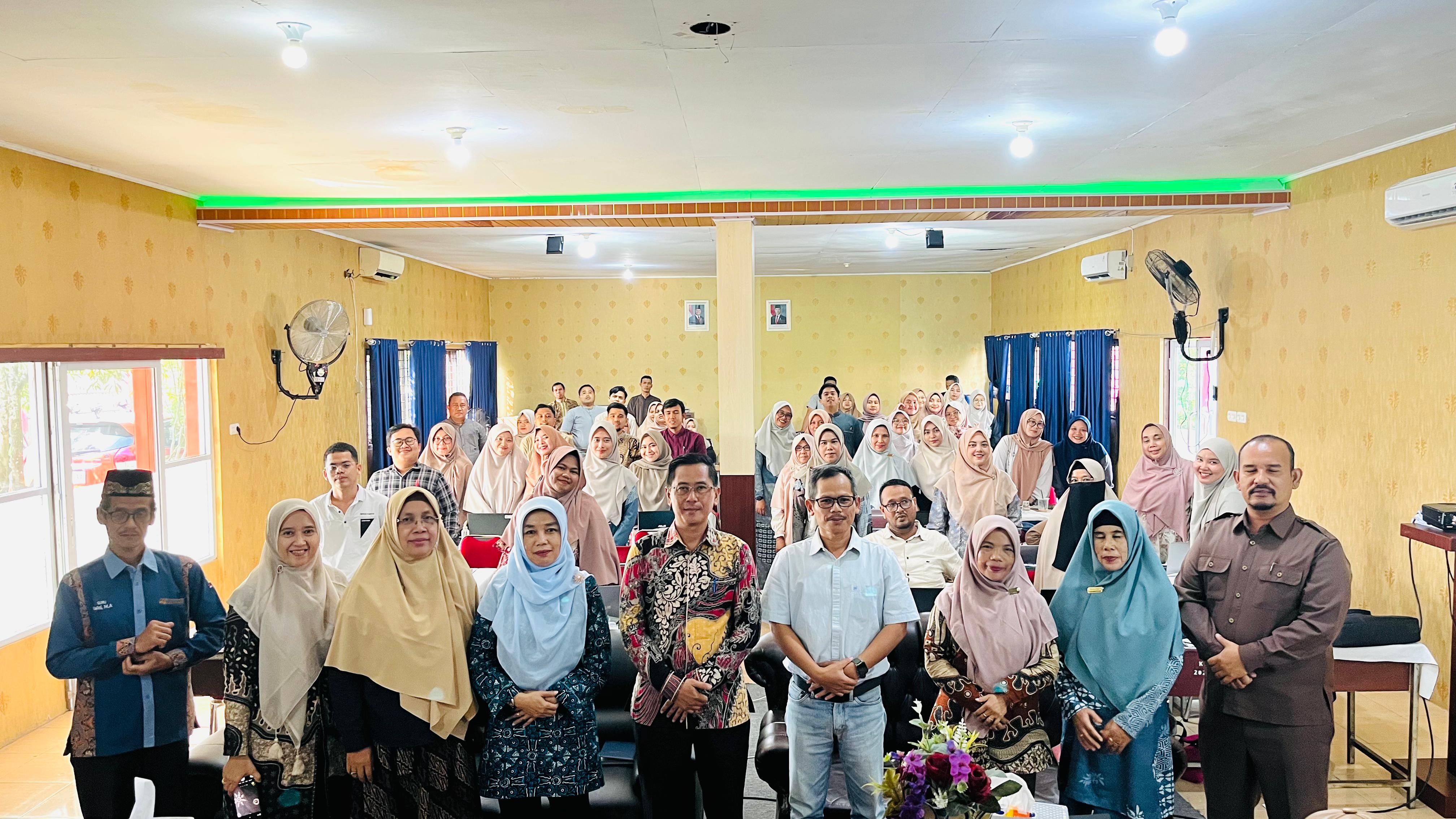 MAN 3 Kota Pekanbaru Tingkatkan Kapasitas Intelektual Melalui Pelatihan Karya Tulis Ilmiah