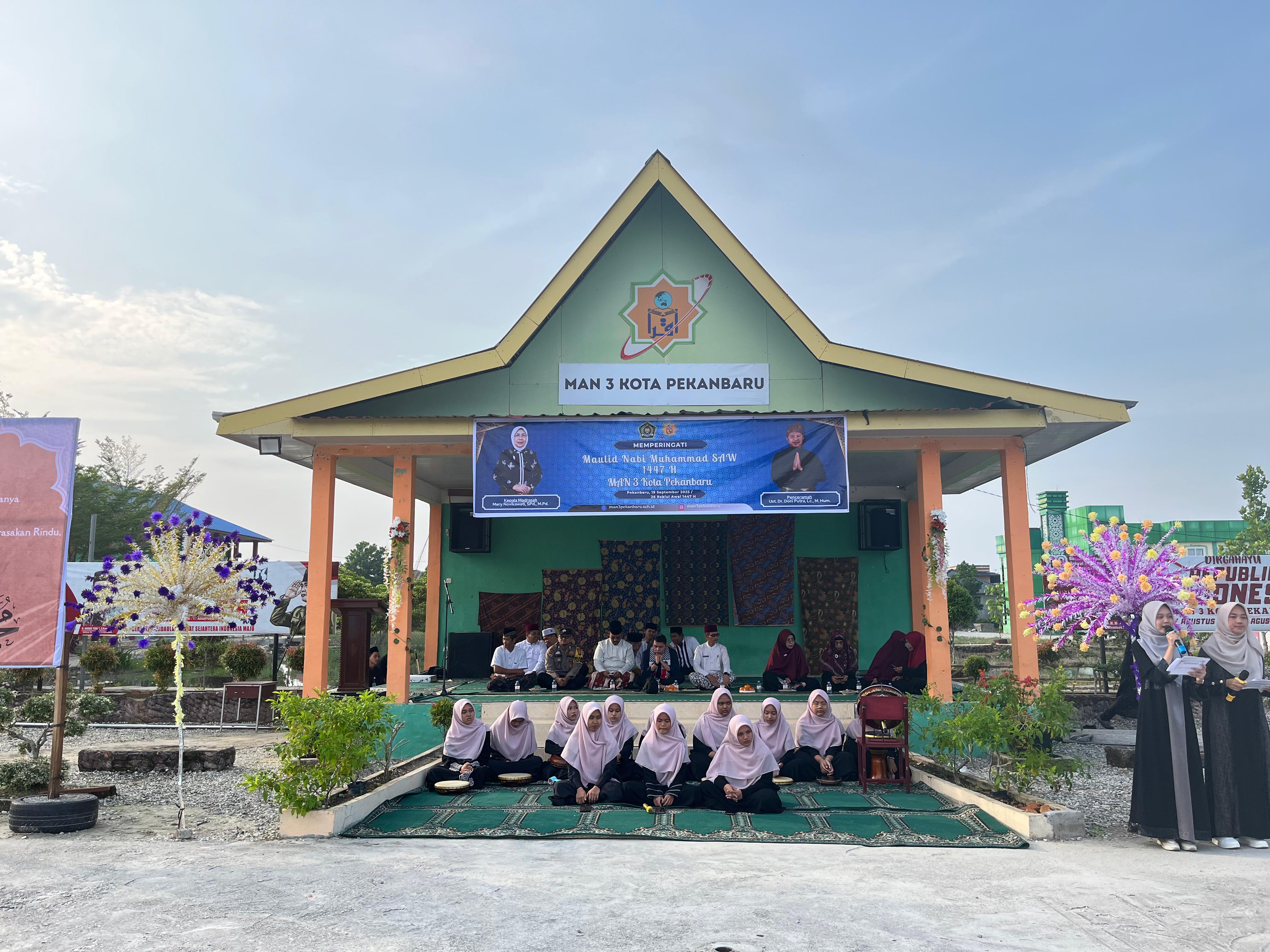 Meriahkan Maulid Nabi , Siswa MAN 3 Kota Pekanbaru Pawai Sekaligus Dukungan Bagi Polres