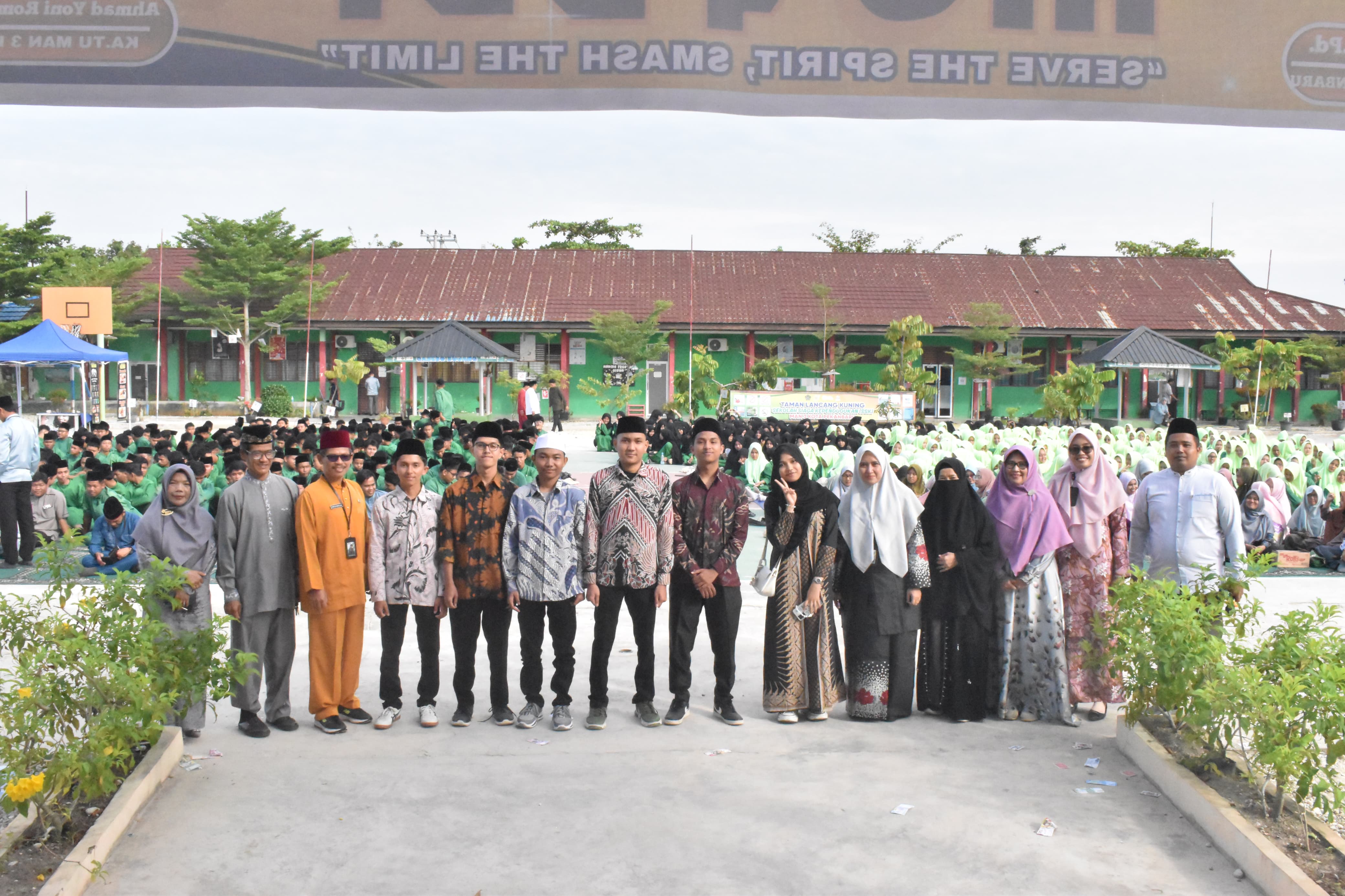 Enam Siswa MAN 3 Kota Pekanbaru dilepas lanjutkan studi di Universitas Al-Azhar , Mesir.