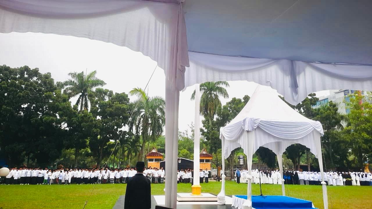 Warnai Mall Pelayanan Publik, MAN 3 Kota Pekanbaru ikuti Upacara Hari Santri 2025