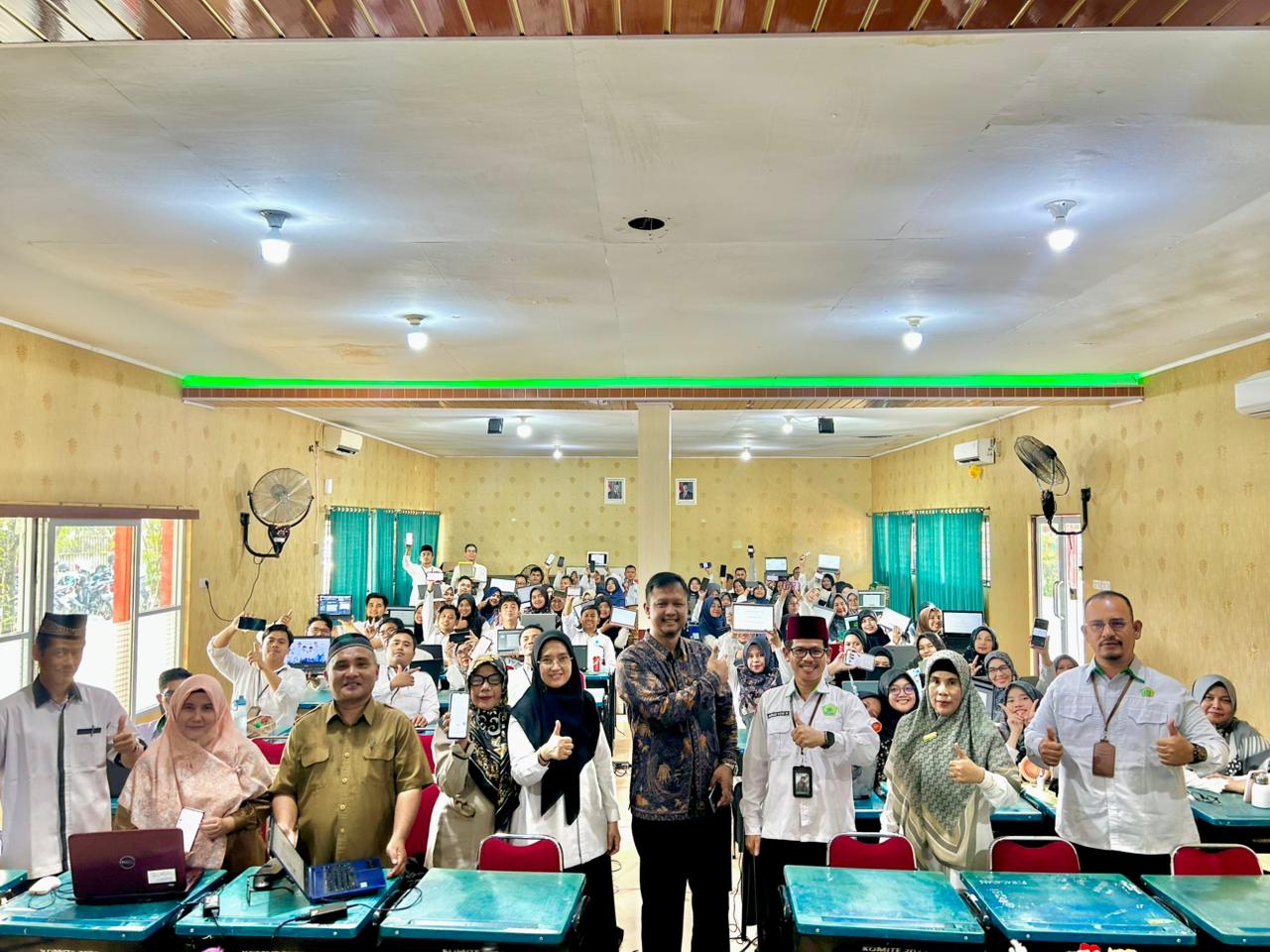 MAN 3 Kota Pekanbaru lakukan Pelatihan GEMilang (Gemini Ai dalam Pembelajaran) Bersama Catur Yoga Meiningdias