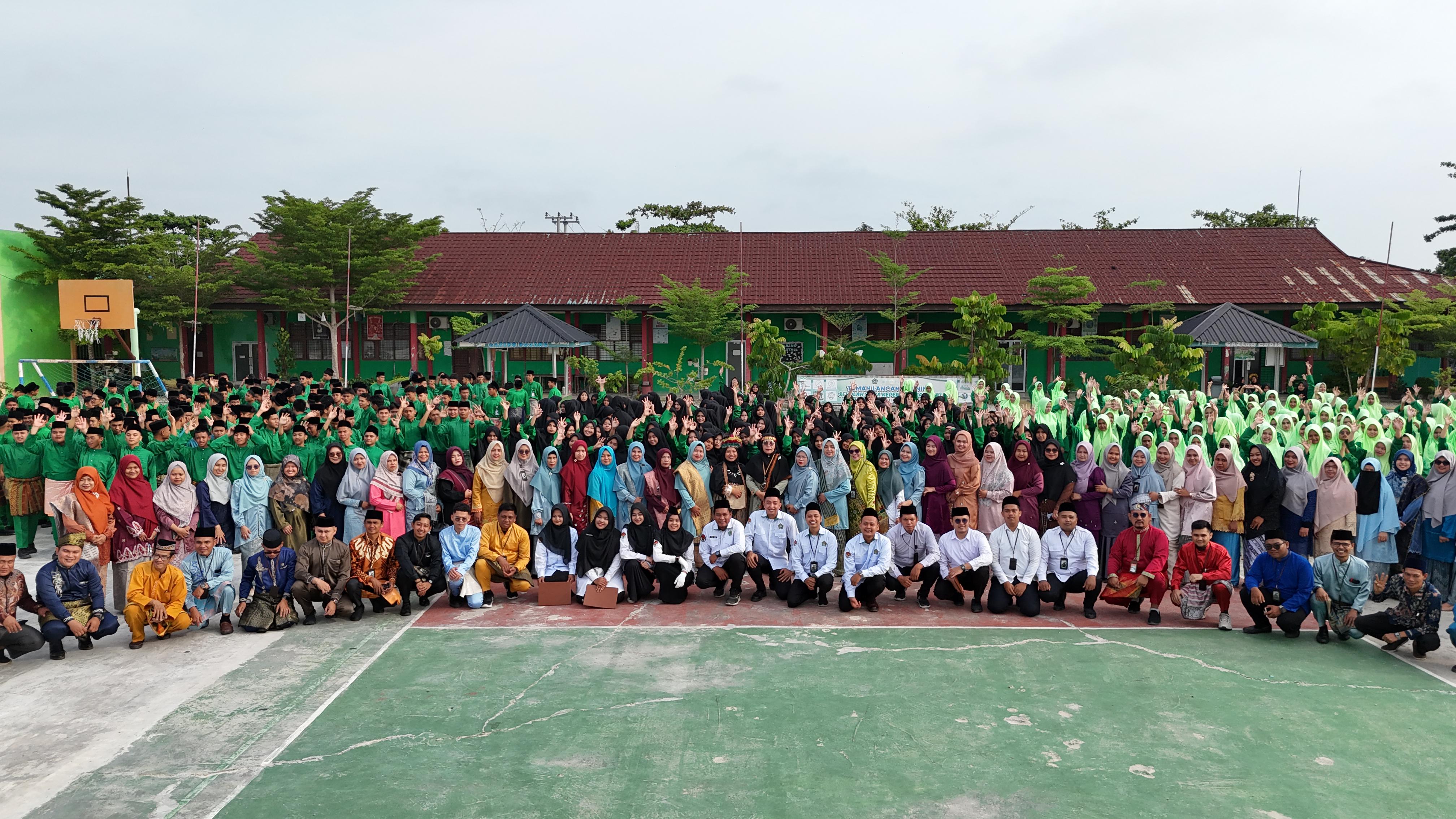 Peringati Hardiknas, MAN 3 Kota Pekanbaru Laksanakan Upacara Bendera