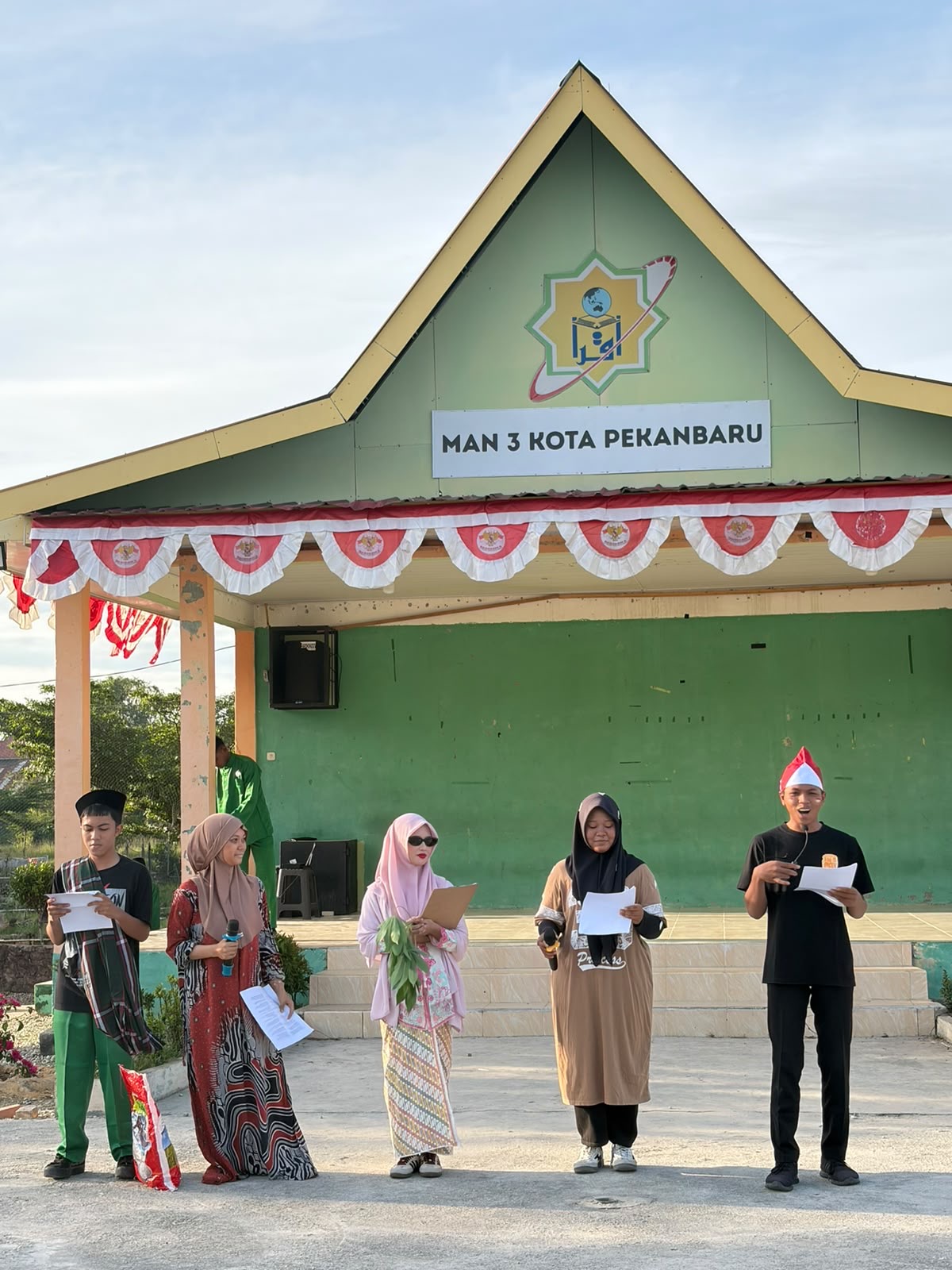 Tampil Berani, Berbicara Menginspirasi: Muhadharah XII Kesling 2 MAN 3 Kota Pekanbaru