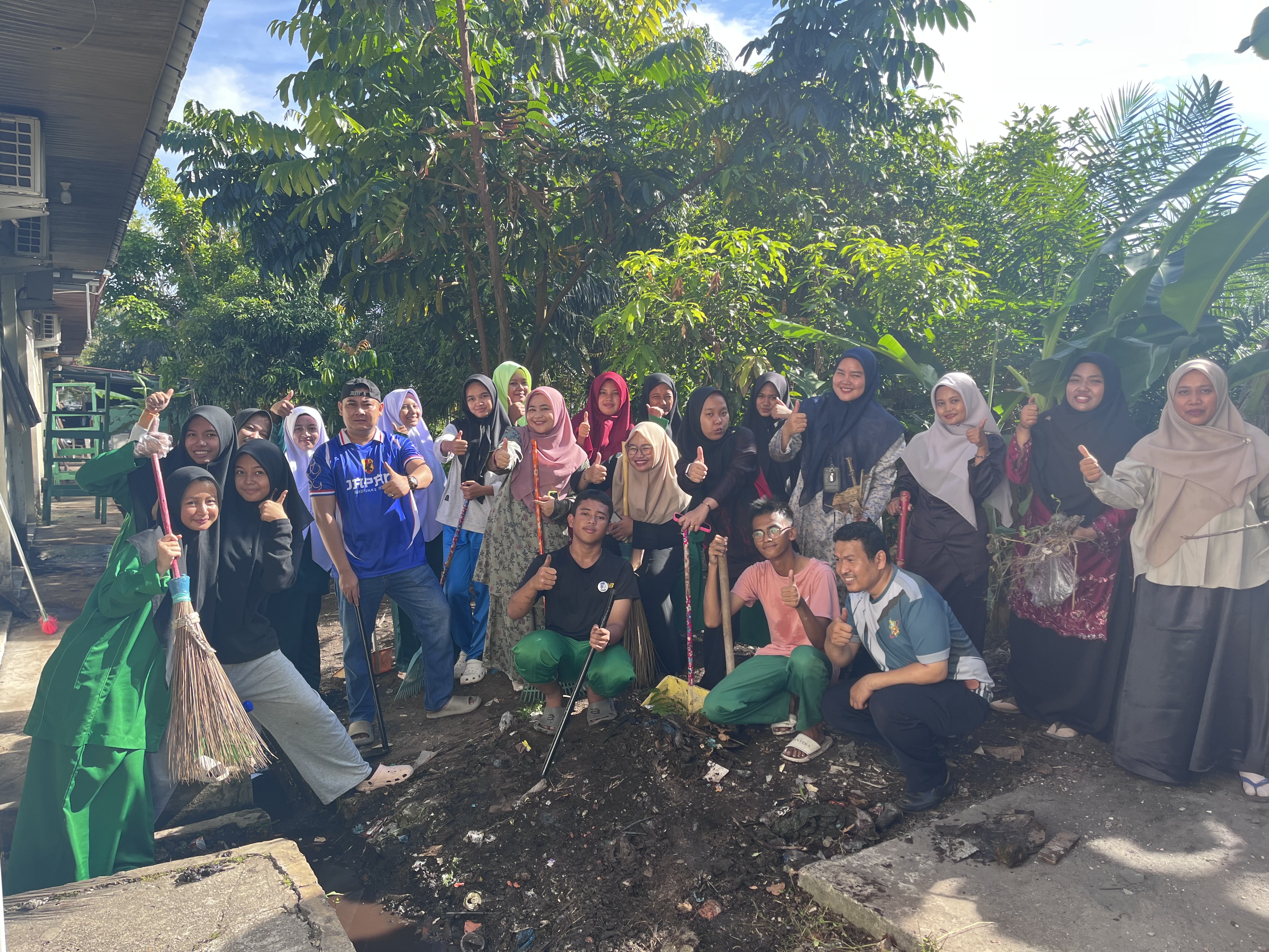 Semarak HUT ke-81 RI, MAN 3 Kota Pekanbaru Gelar Gotong Royong Wujudkan Lingkungan Madrasah Bersih dan Nyaman