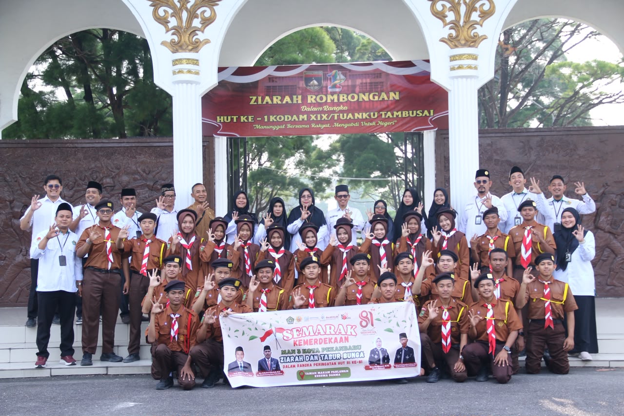 MAN 3 Kota Pekanbaru Tabur Bunga di TMP Kusuma Dharma, Kenang Jasa Para Pahlawan