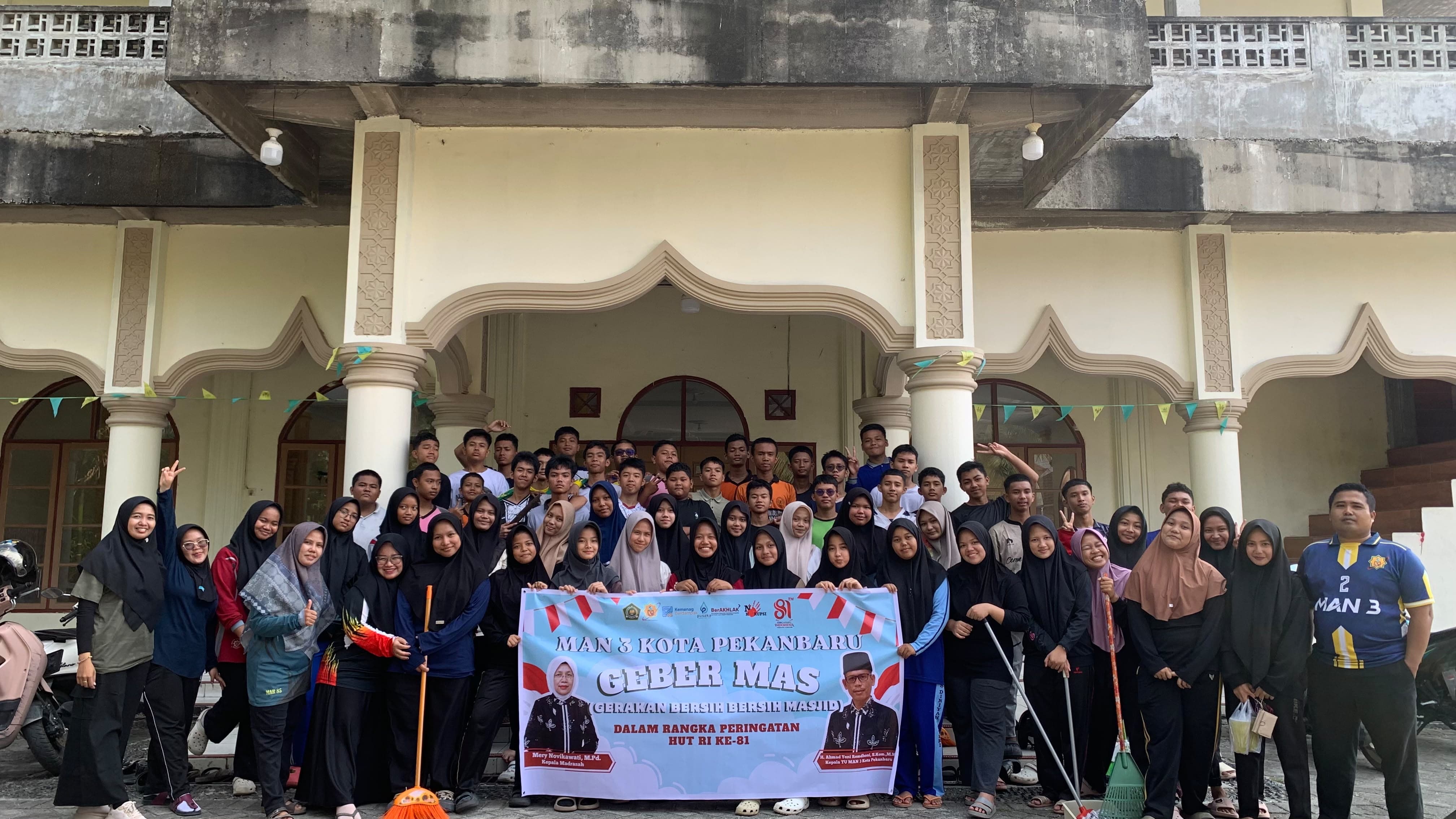 Semarak HUT ke-81 RI, MAN 3 Pekanbaru GEBER MAS Bersihkan Tiga Masjid