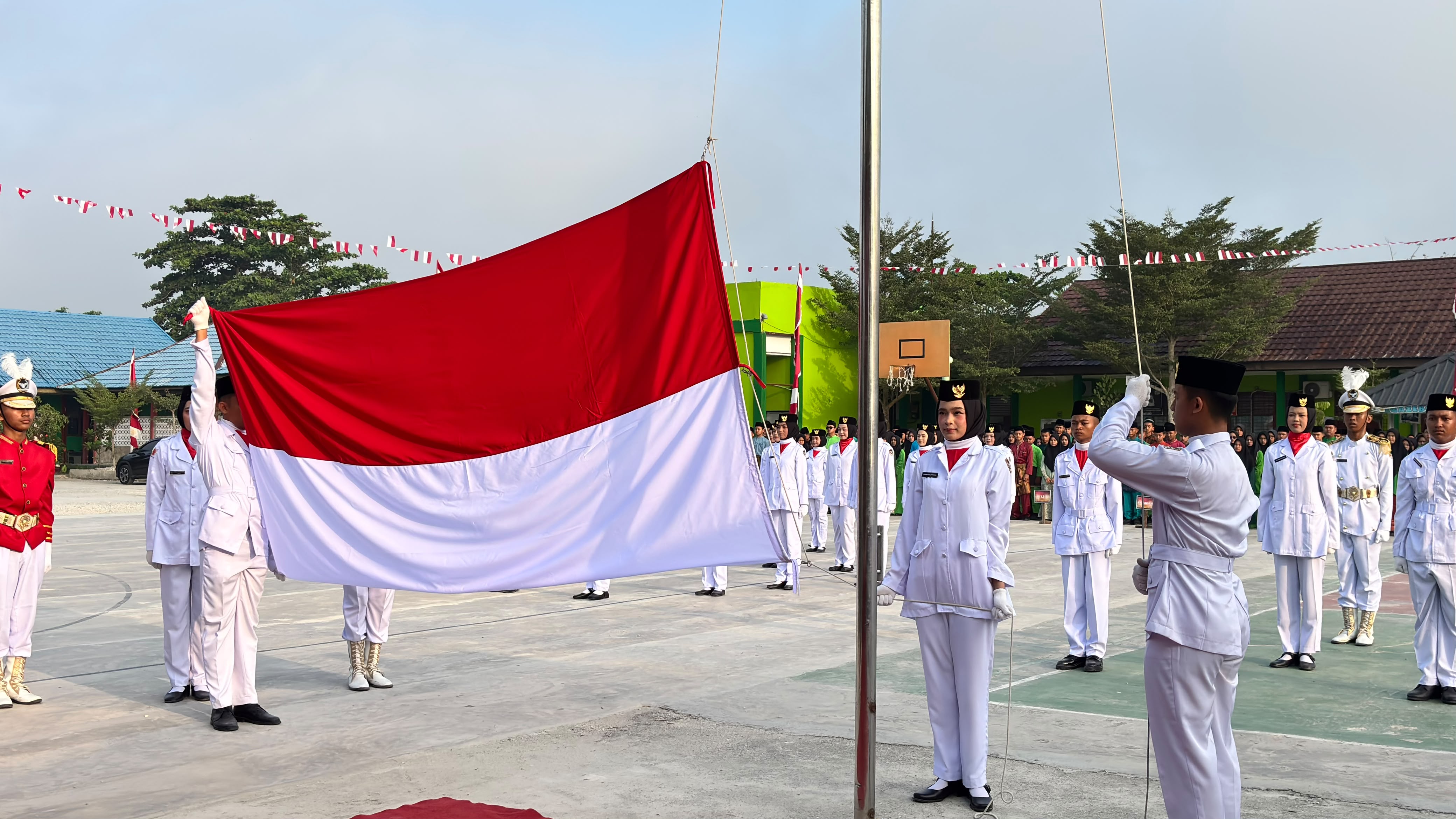 Kobarkan Semangat Merah Putih, MAN 3 Kota Pekanbaru Khidmat Peringati HUT ke-81 RI