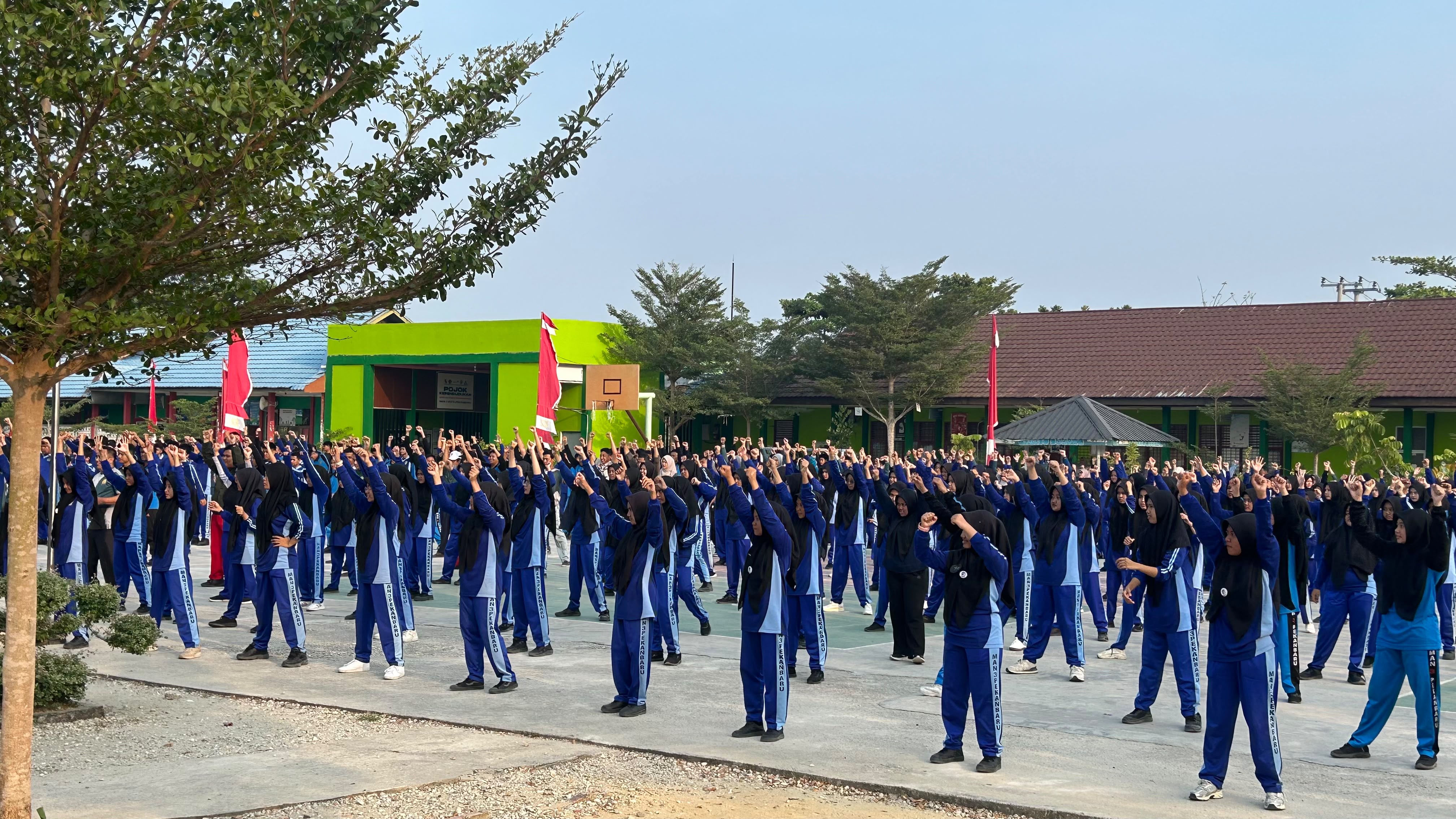 Senam Sehat, GTK dan Murid MAN 3 Kota Pekanbaru Bangun Kebugaran dan Semangat Bersama