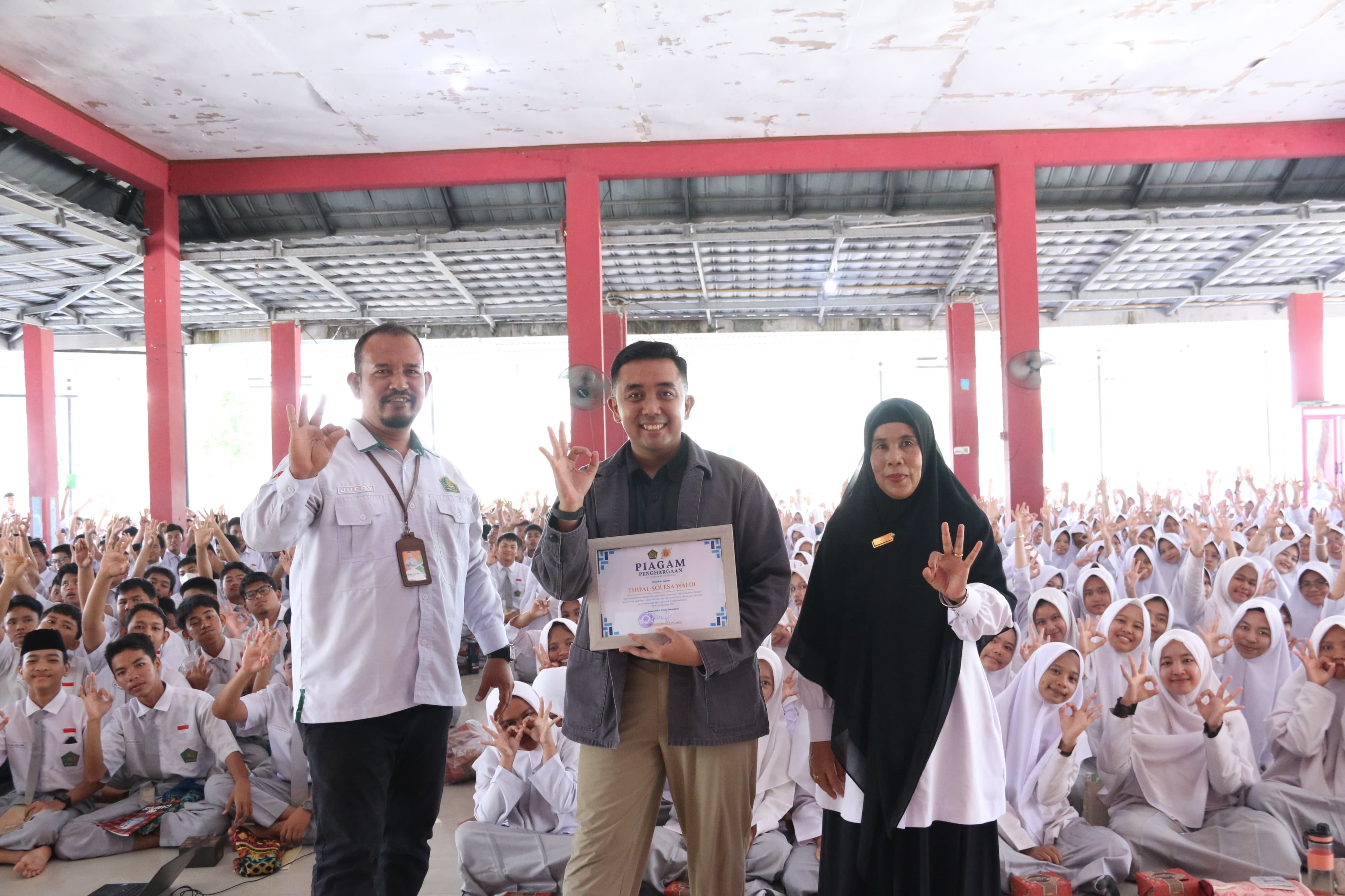Presenter Kompas TV Bekali Murid MAN 3 Kota Pekanbaru dengan Keterampilan Public Speaking