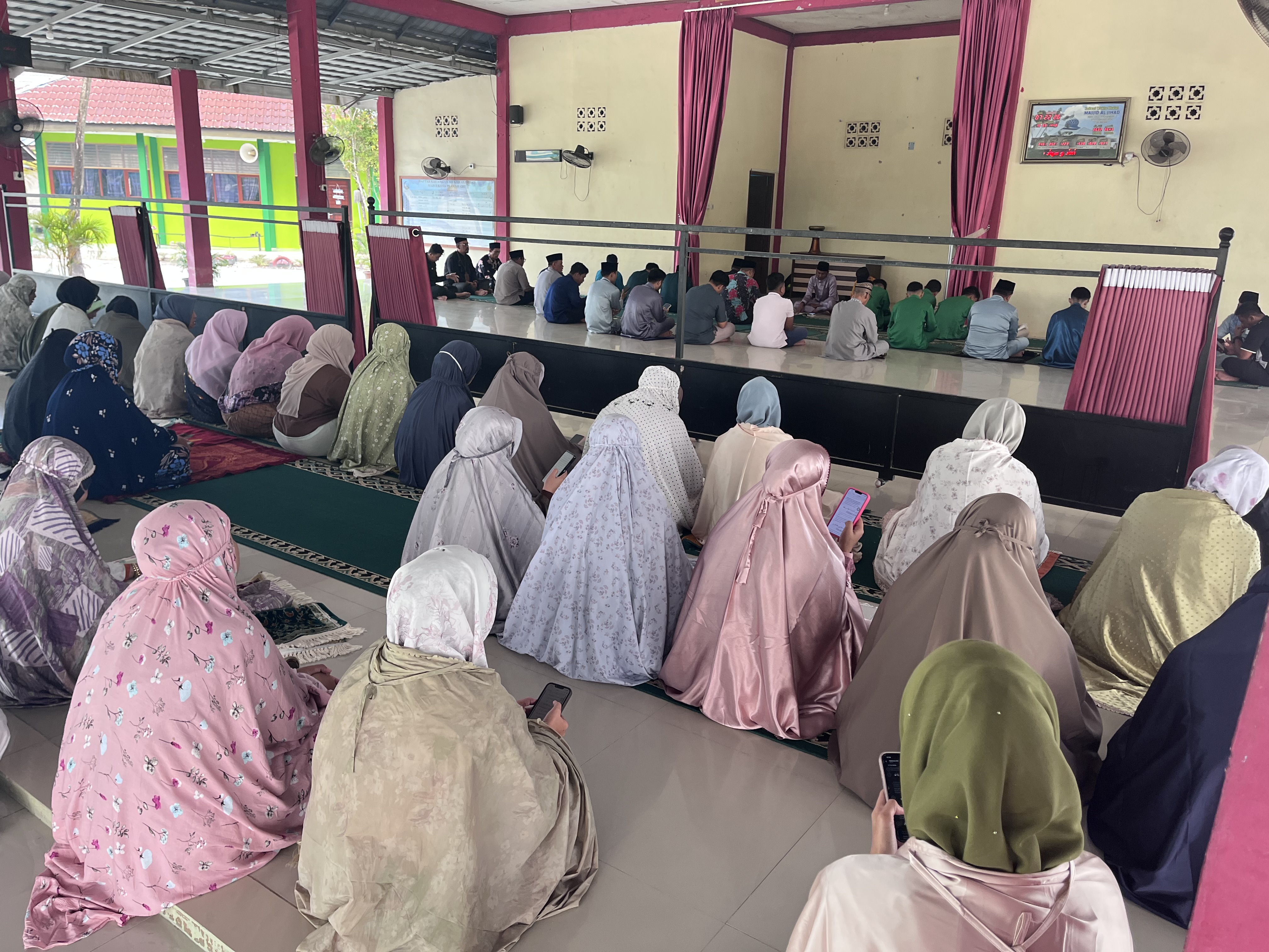 Awali Aktivitas dengan Ibadah, GTK MAN 3 Pekanbaru Laksanakan Sholat Dhuha dan Tadarus Al-Qur’an